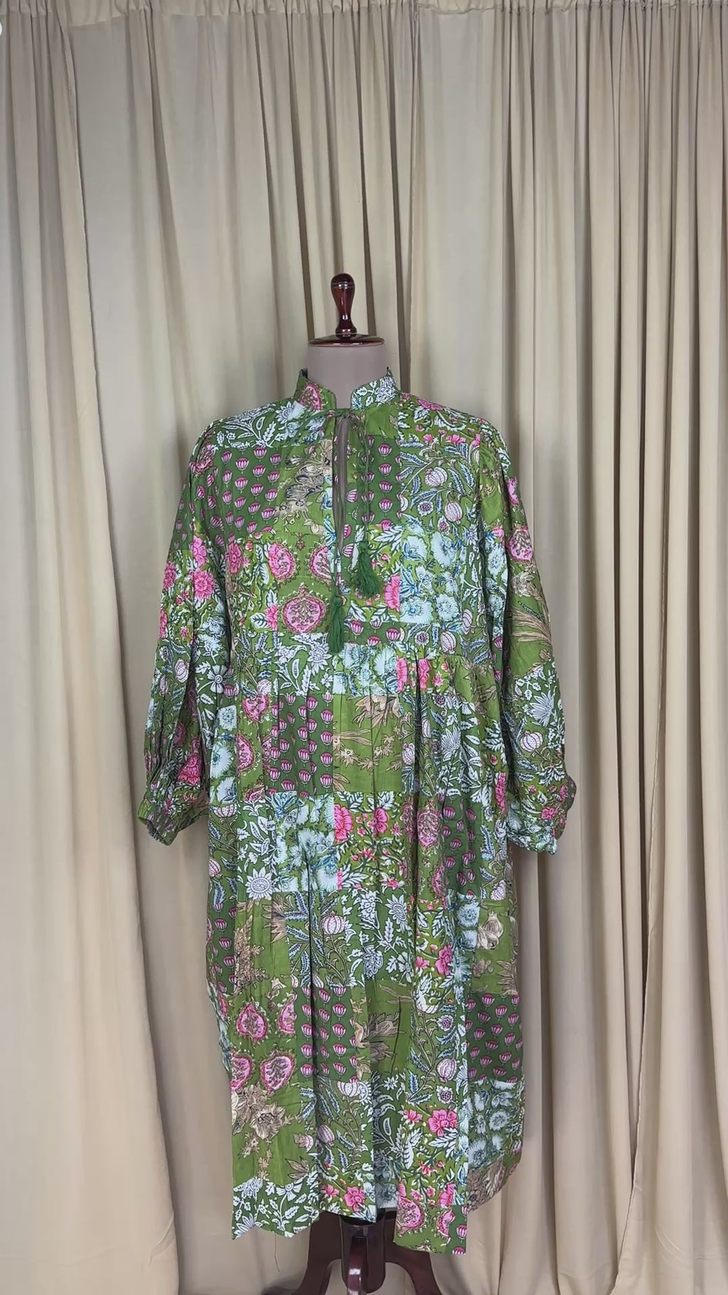 SORTIMENT – GRÜNE FARBTÖNE | Handgenähtes Patchwork-Kleid aus Baumwolle | Perfektes Weihnachtsgeschenk zum Jahrestag für ihre Schwester und Mutter |